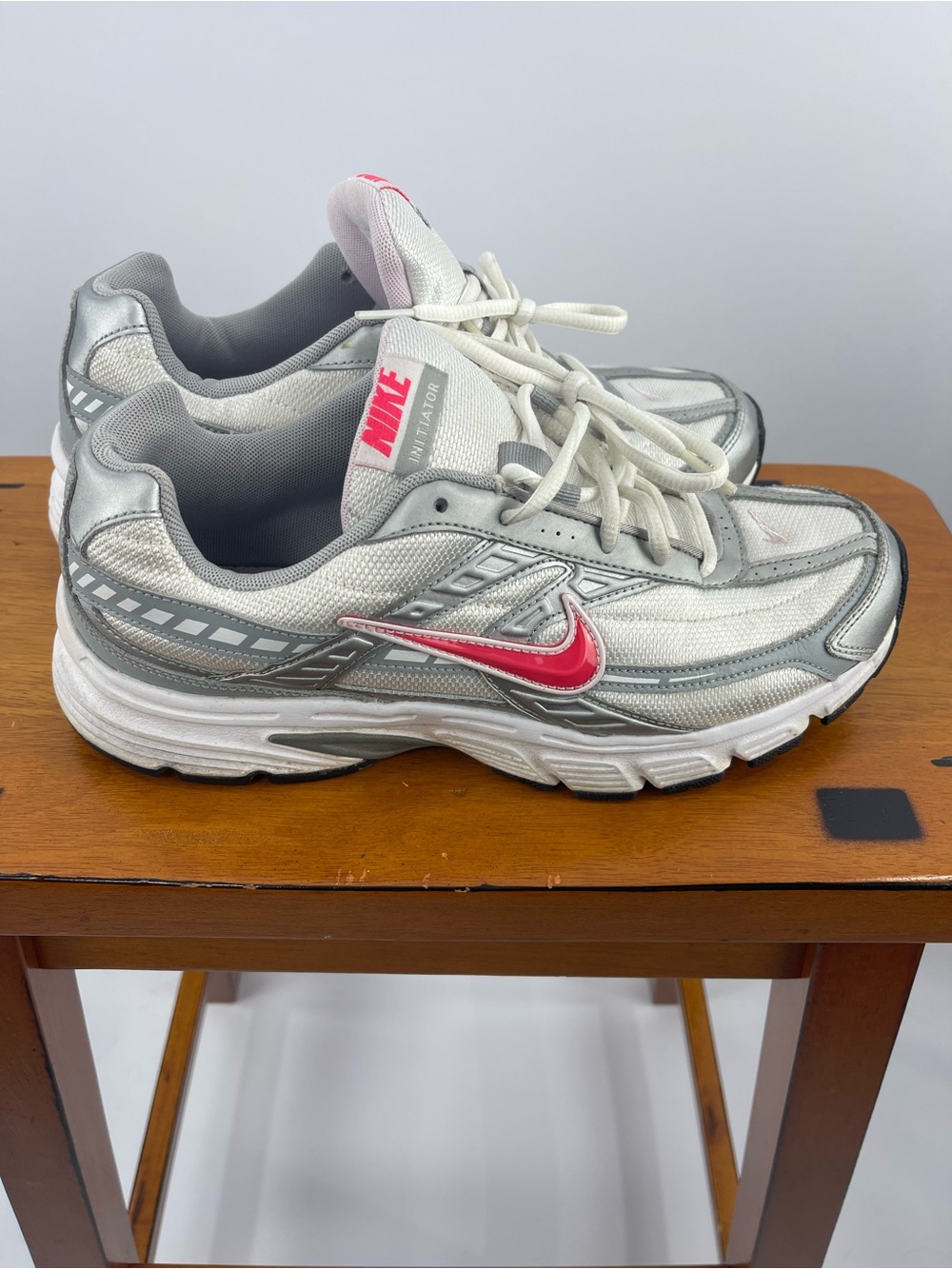 Nike Women's Silver White Initiator Size 10 Sneakers